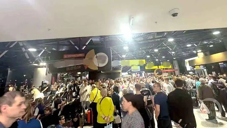 俄罗斯多个机场因无人机袭击警报限制航班起降，中国游客团队滞留机场超过12小时（组图） - 1