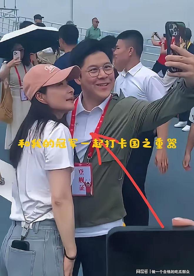 霍启刚夫妇参观山东舰开心自拍,郭晶晶体验枪械操作引围观(视频/组图) - 4