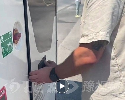 中国旅行团在意大利被洗劫!游客都懵了:吃饭20来分钟,回来大巴车内财物全没了,损失好几十万(视频/组图) - 3