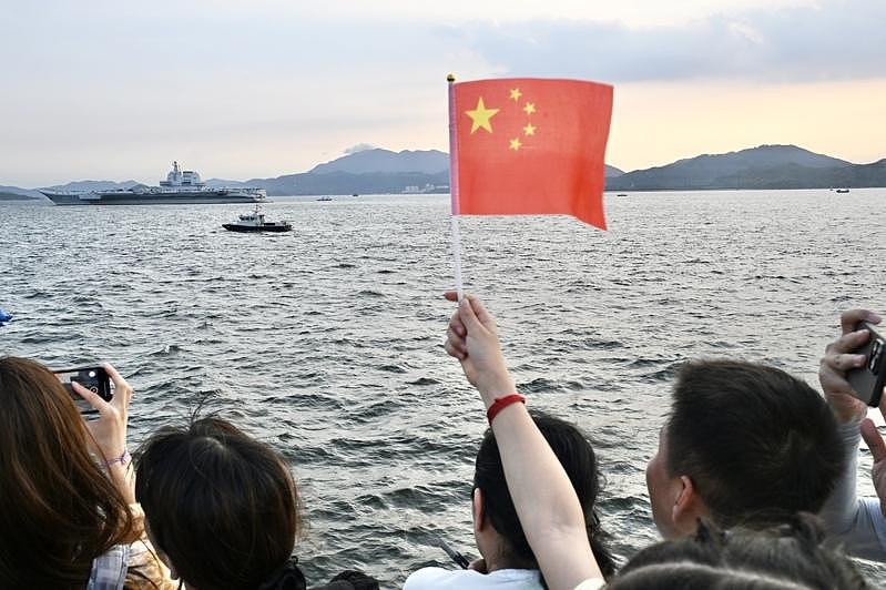 山东舰航母编队访港，郭晶晶登舰体验枪械操作（组图） - 2