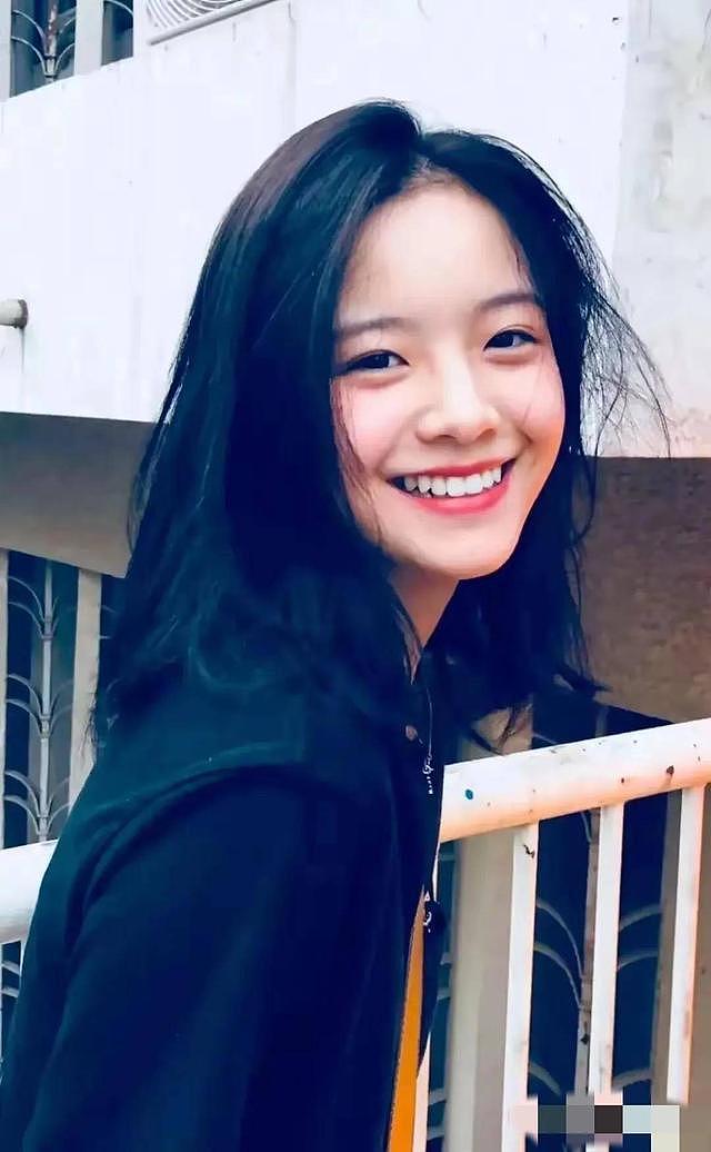 不装了！25岁“京圈公主”李庚希非主流造型曝光，染红发穿黑丝（组图） - 6