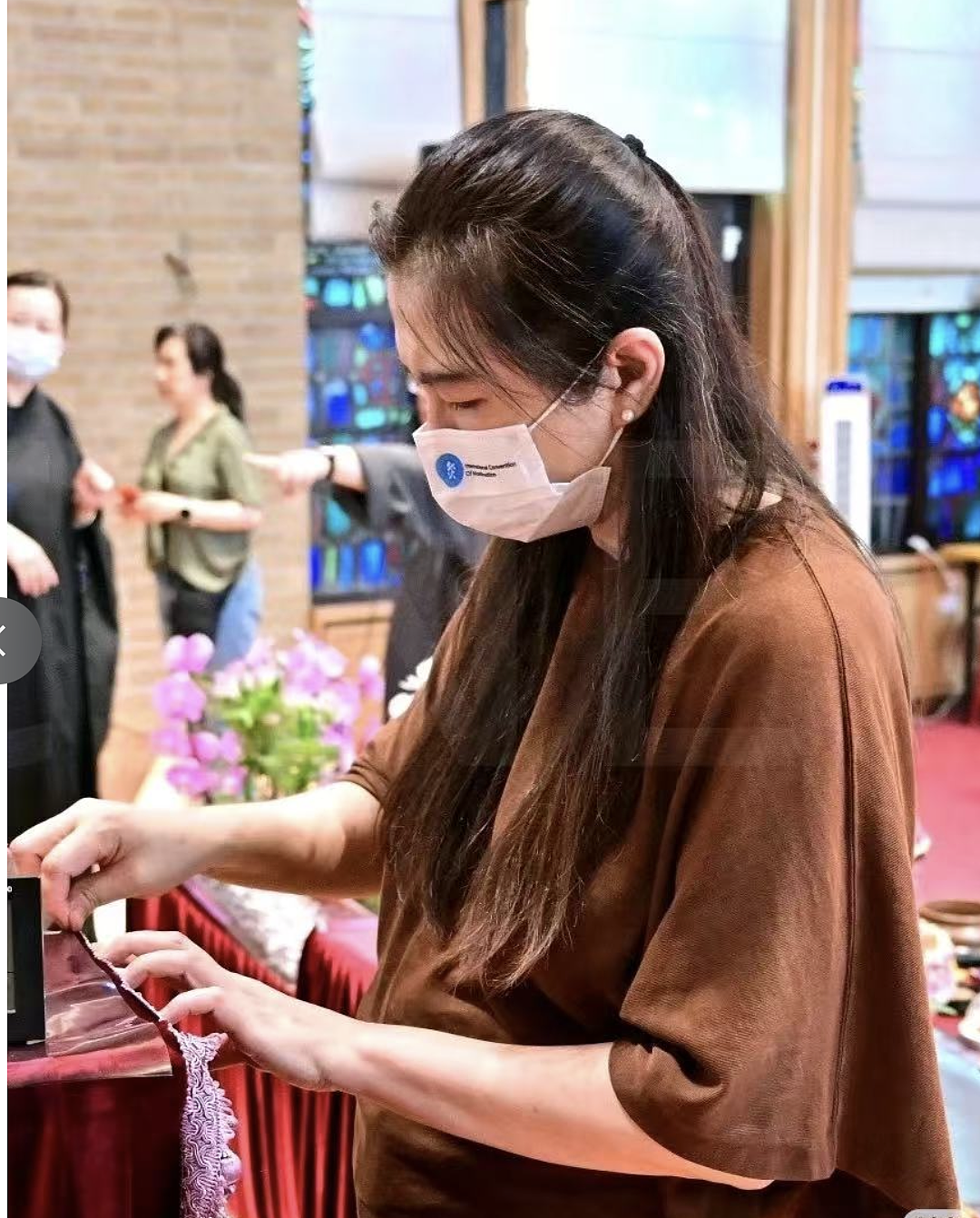 58岁王祖贤加拿大做义工被偶遇！ 发福走样， 颜值暴跌？ 网友吵翻了…（组图） - 4