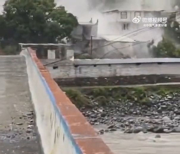 四川多地发生泥石流房屋倒塌，雅安有人员被埋，3死2失踪（视频/组图） - 5