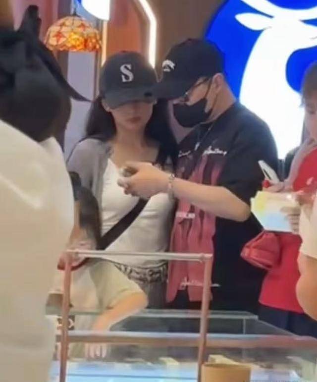 森林北赢麻了！汪峰连夜飞新疆买礼物哄好，网友曝偶遇视频，好甜...（组图） - 6