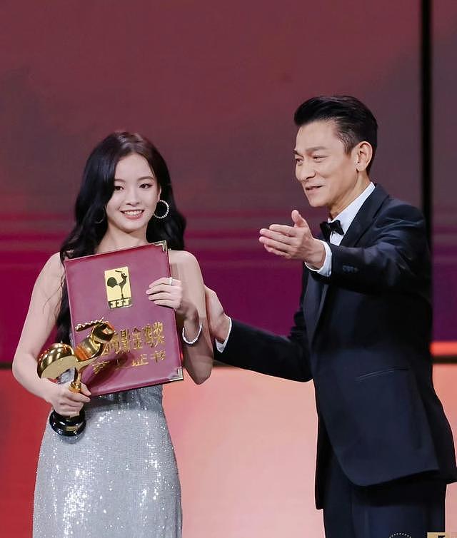 不装了！25岁“京圈公主”李庚希非主流造型曝光，染红发穿黑丝（组图） - 12
