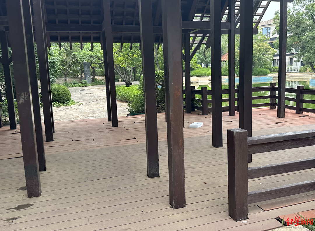 北京一别墅小区选出新物业，老物业拒绝退场：两批保安分别向业主敬礼，两拨人“抢活干”（组图） - 4