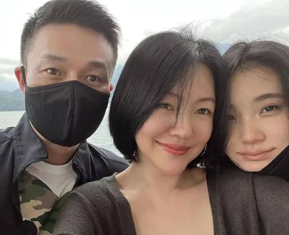 小S冠夫姓引热议,怀了孕才嫁进许家发誓生男孩,对着肚子叫大哥(组图) - 1