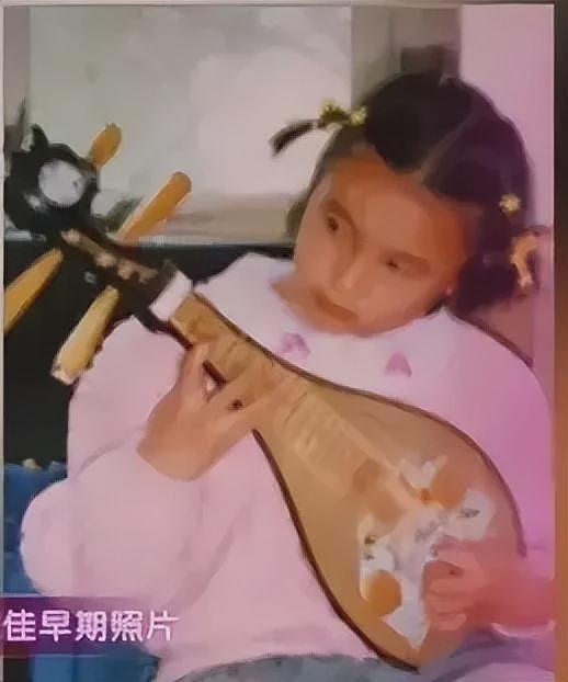 陪睡上位？被曝插足五婚大导演婚姻成“小三”，“性感欲女”宋佳早已隐婚（组图） - 4