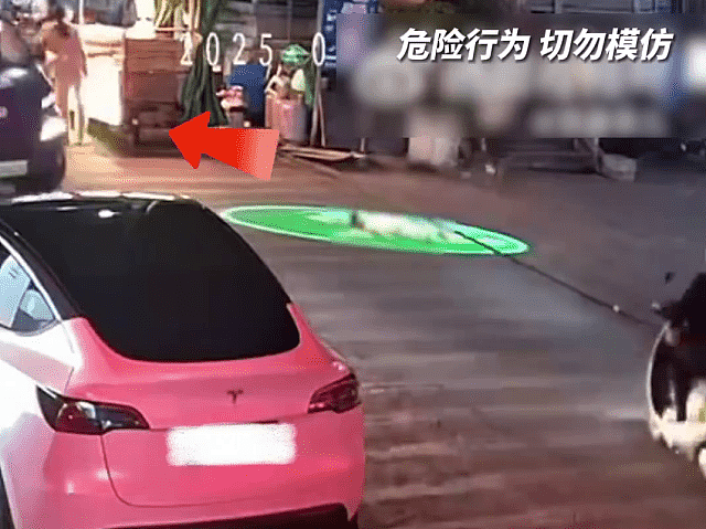 云南幼童躺马路被快递车辗毙监控画面曝！司机既内疚又感冤枉（视频/组图） - 4