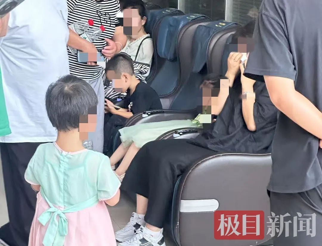 天水铅中毒事件74份血检报告中70人铅超标，剩余4人未就读涉事幼儿园，有家长领到报告单后被担架抬走（组图） - 3