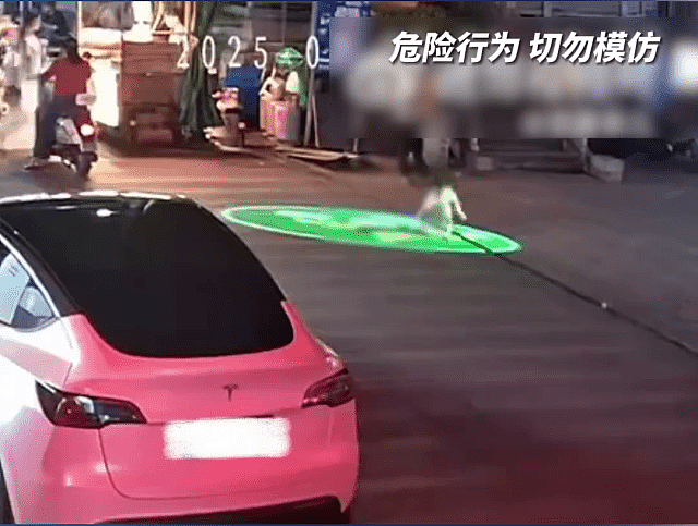云南幼童躺马路被快递车辗毙监控画面曝！司机既内疚又感冤枉（视频/组图） - 1