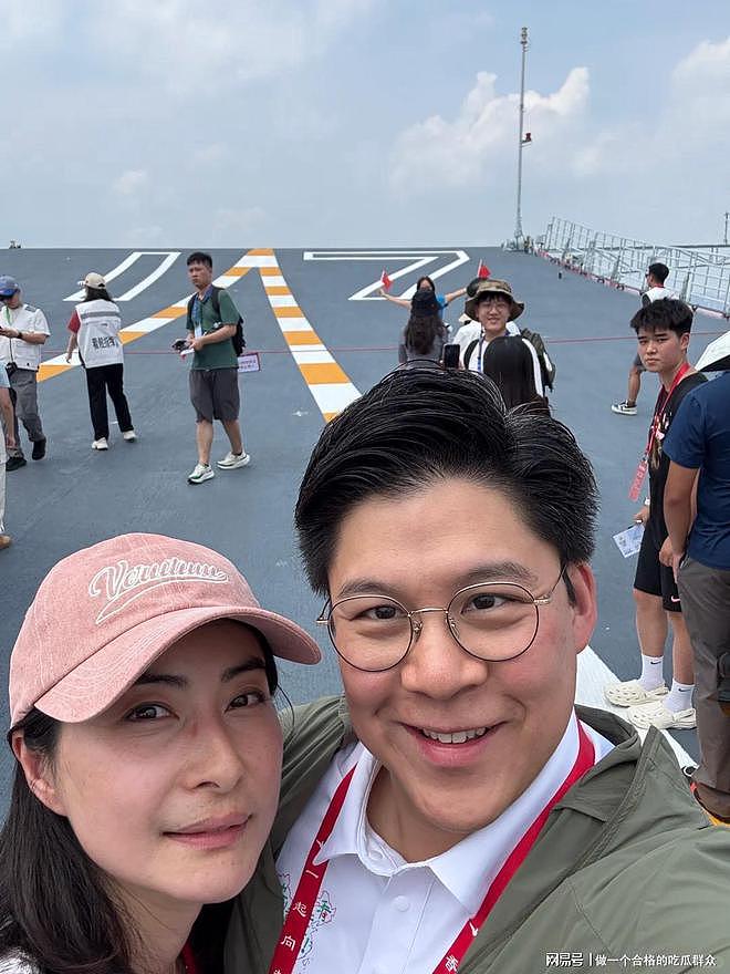 霍启刚夫妇参观山东舰开心自拍,郭晶晶体验枪械操作引围观(视频/组图) - 2