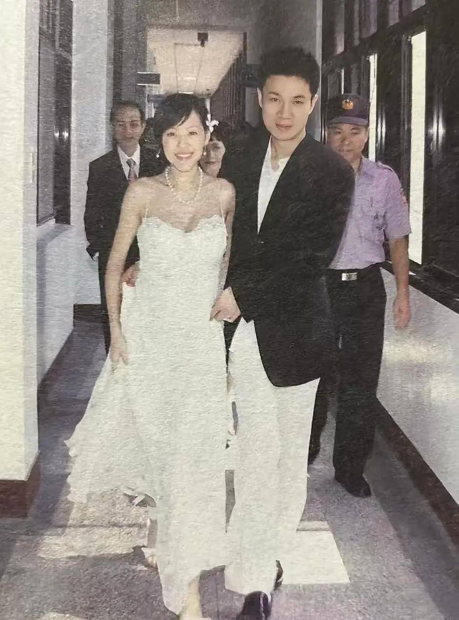小S冠夫姓引热议,怀了孕才嫁进许家发誓生男孩,对着肚子叫大哥(组图) - 10