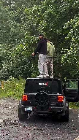 炸了！加拿大3名印度小伙站SUV车顶，开枪疯狂扫射！现场弹壳遍地，视频疯传（组图） - 7