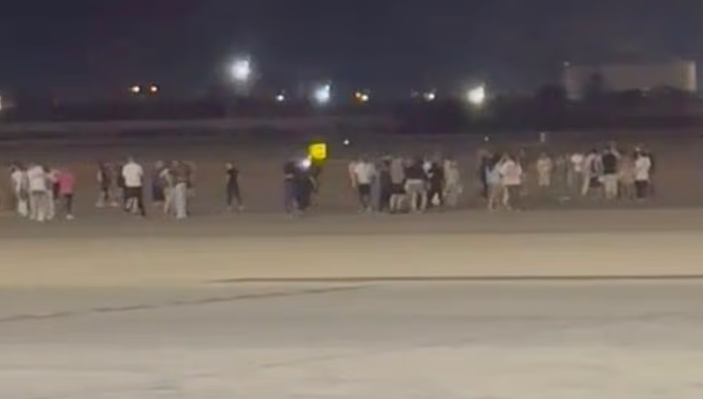 吓惨！波音客机起飞爆一声巨响，乘客开始疯狂逃命，爬行尖叫，从机翼跳下，多人严重受伤（视频/组图） - 5