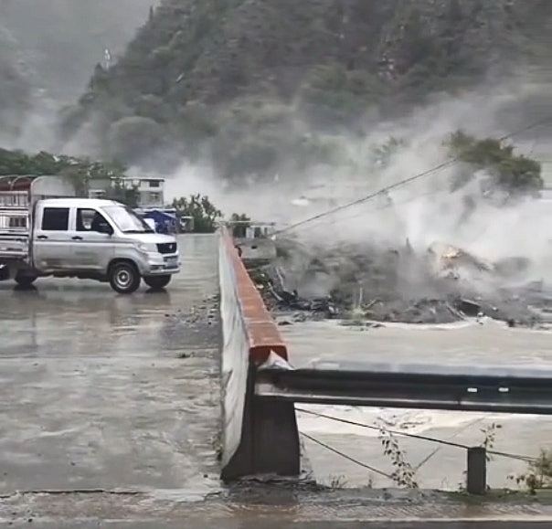 四川多地发生泥石流房屋倒塌，雅安有人员被埋，3死2失踪（视频/组图） - 3