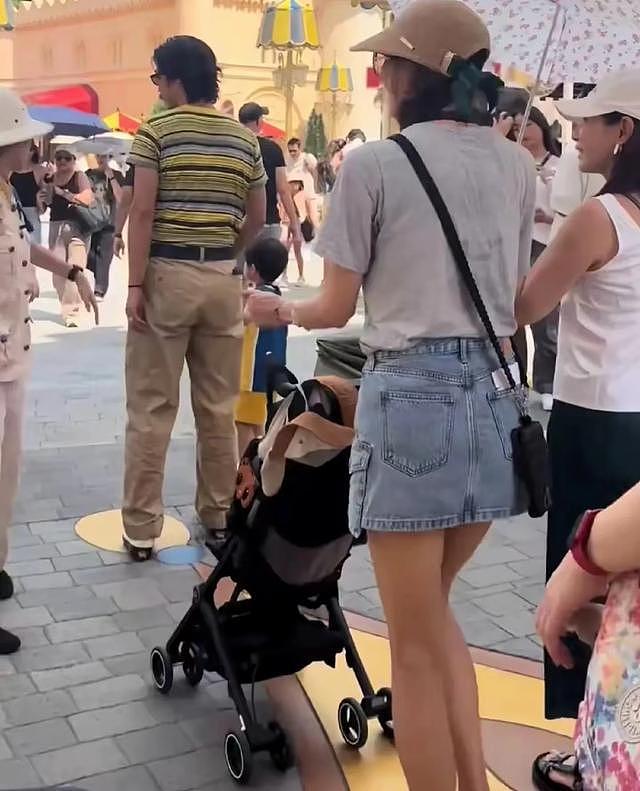 林志玲和老公带儿子出游，扎双马尾打扮年轻，黑泽良平全程带娃（组图） - 1