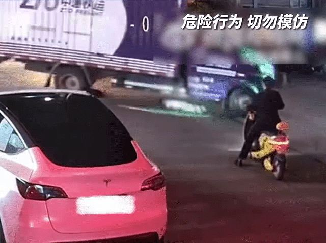 云南幼童躺马路被快递车辗毙监控画面曝！司机既内疚又感冤枉（视频/组图） - 5
