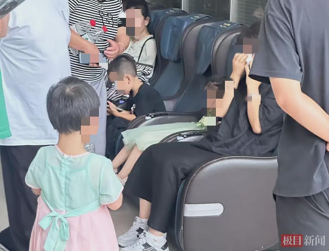幼儿园铅中毒事件74份报告中70人血铅超标,家长情绪崩溃,有人被抬走(组图) - 3