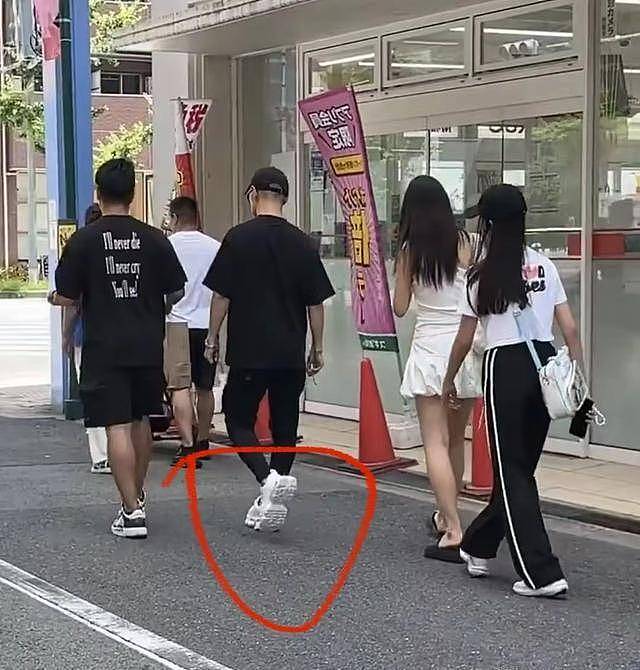 森林北赢麻了！汪峰连夜飞新疆买礼物哄好，网友曝偶遇视频，好甜...（组图） - 1