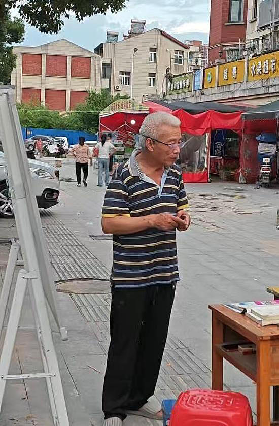 71岁大爷街头摆黑板补习化学，学生说太震撼（组图） - 2