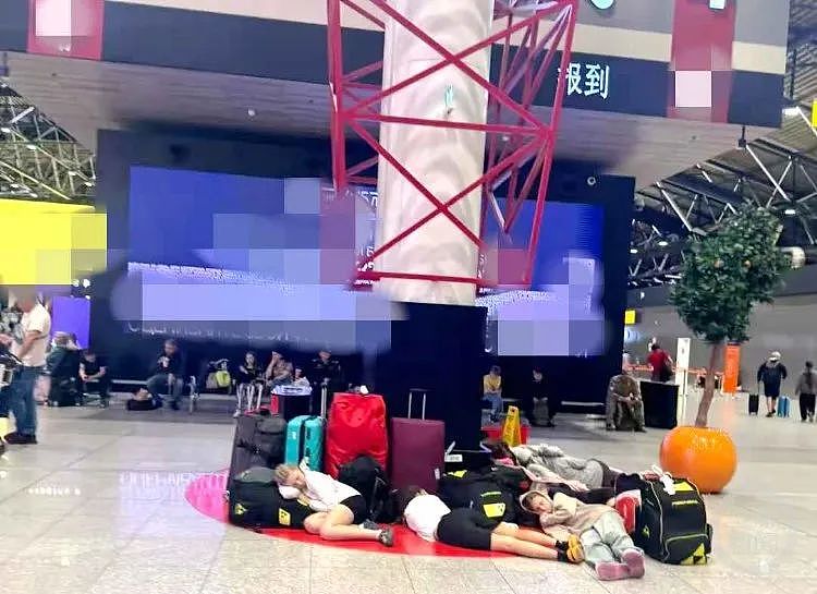 俄罗斯多个机场因无人机袭击警报限制航班起降，中国游客团队滞留机场超过12小时（组图） - 2