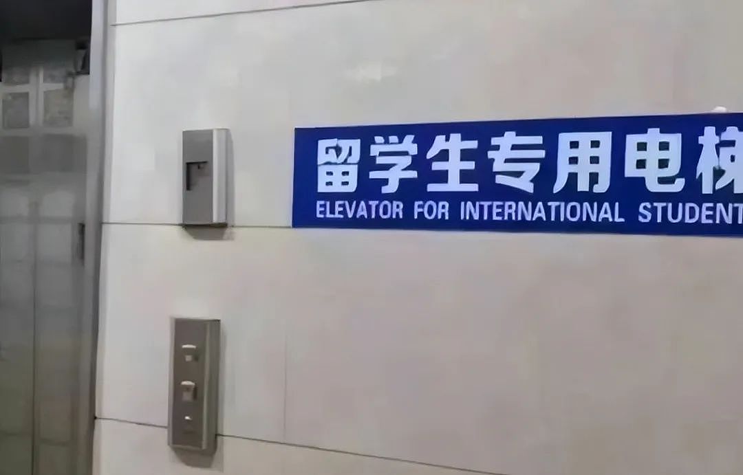 高校“冰火两重天” ：一个空调“照妖”出俩世界（组图） - 16