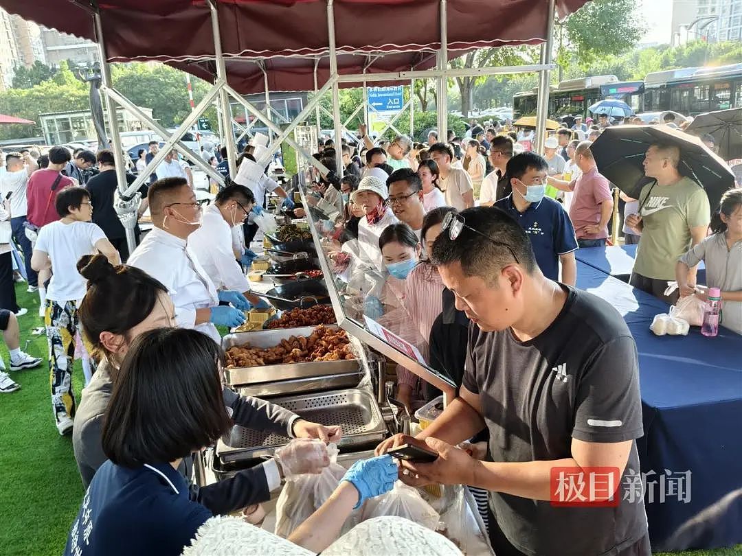 禁酒令的积极现象?国内五星级酒店集体摆摊了!(组图) - 2