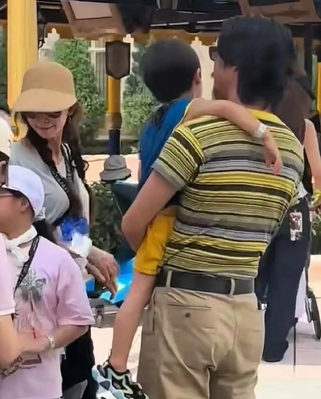 林志玲和老公带儿子出游，扎双马尾打扮年轻，黑泽良平全程带娃（组图） - 4