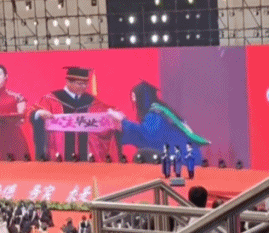 全网最能给人情绪价值的男人,大学生一刷他视频就笑到停不下(组图) - 12