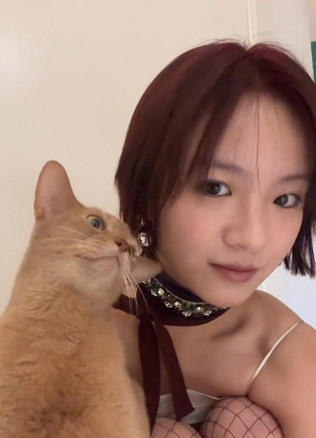 不装了！25岁“京圈公主”李庚希非主流造型曝光，染红发穿黑丝（组图） - 17