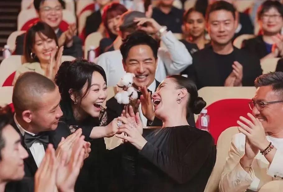 陪睡上位？被曝插足五婚大导演婚姻成“小三”，“性感欲女”宋佳早已隐婚（组图） - 37