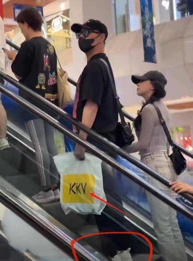 森林北赢麻了！汪峰连夜飞新疆买礼物哄好，网友曝偶遇视频，好甜...（组图） - 3