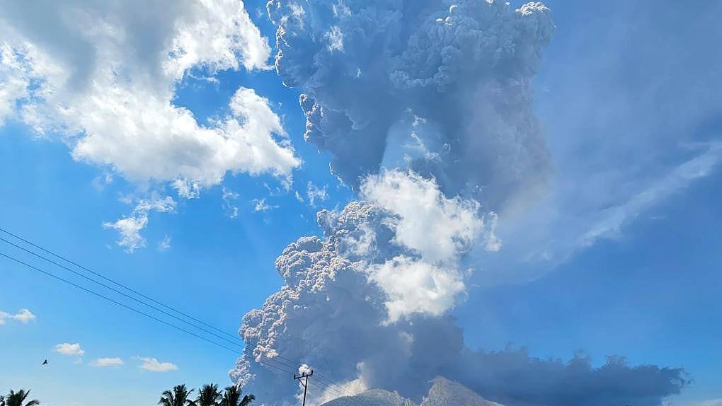 澳洲多航班暂停!印尼东部火山再喷发灰柱达18公里高,15年来最大喷发之一(视频/图) - 1