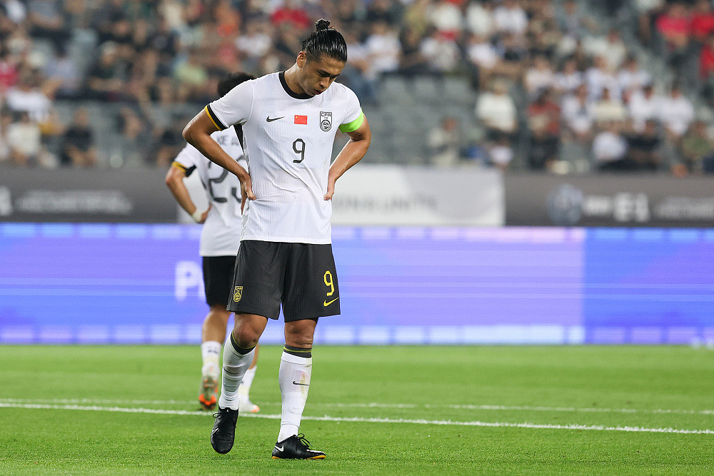 东亚杯：国足0-3韩国，交手已6连败！全场0射正，朱辰杰失误双响（组图） - 1