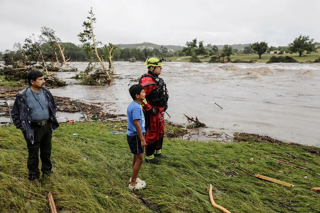 美国得州特大洪水已致80人死亡！儿童夏令营凌晨被冲垮死伤惨重，有孩子抱树求生经历地狱一夜…（组图） - 13