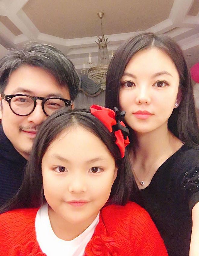 王诗龄拉3个箱子回家，LV包上挂着labubu，腿粗穿短裤，太自信（组图） - 13