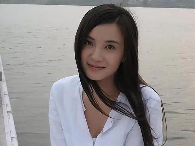 知三当三、陪睡上位、和五婚导演恋爱，宋佳的这些标签哪个是真的（组图） - 6