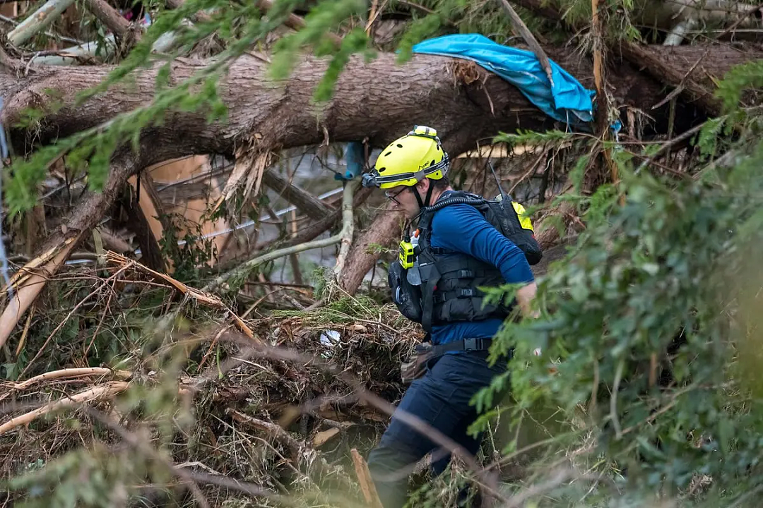 美国得州特大洪水已致80人死亡！儿童夏令营凌晨被冲垮死伤惨重，有孩子抱树求生经历地狱一夜…（组图） - 7