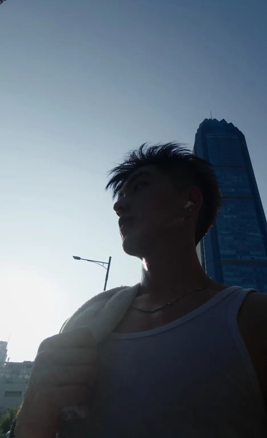 【帅哥】185腹肌痞帅男模，和直男朋友拍照太带感，网友辣评：今晚不要回去好吗？（组图） - 14