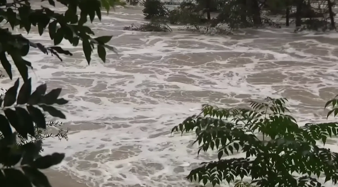 美国得州特大洪水已致80人死亡！儿童夏令营凌晨被冲垮死伤惨重，有孩子抱树求生经历地狱一夜…（组图） - 3