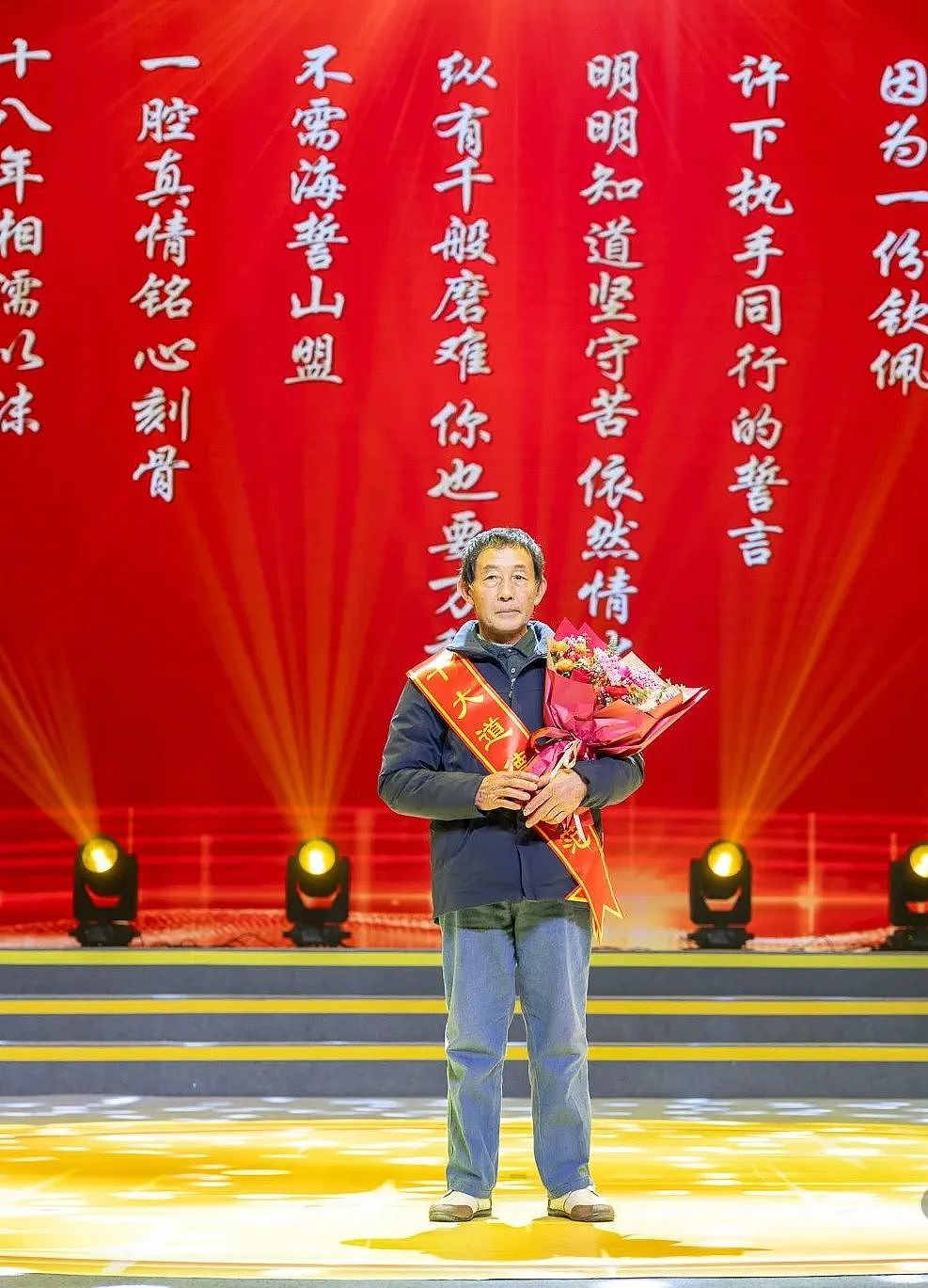 【情感】“板凳妈妈”一步一跪养大女儿们，丈夫去世后，一个男人“从天而降”做她们的靠山（组图） - 6
