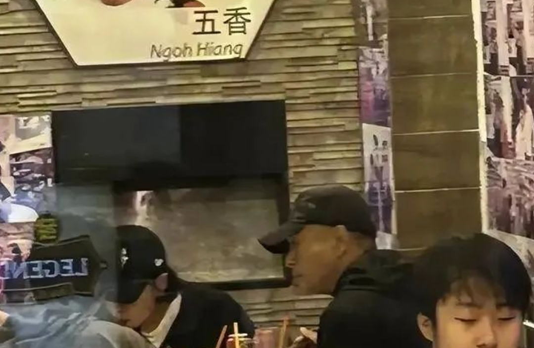 70岁周润发被偶遇新加坡街边吃肉骨茶，身型激瘦引发粉丝担忧（组图） - 5