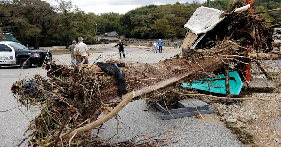 美国得州特大洪水已致80人死亡！儿童夏令营凌晨被冲垮死伤惨重，有孩子抱树求生经历地狱一夜…（组图） - 11