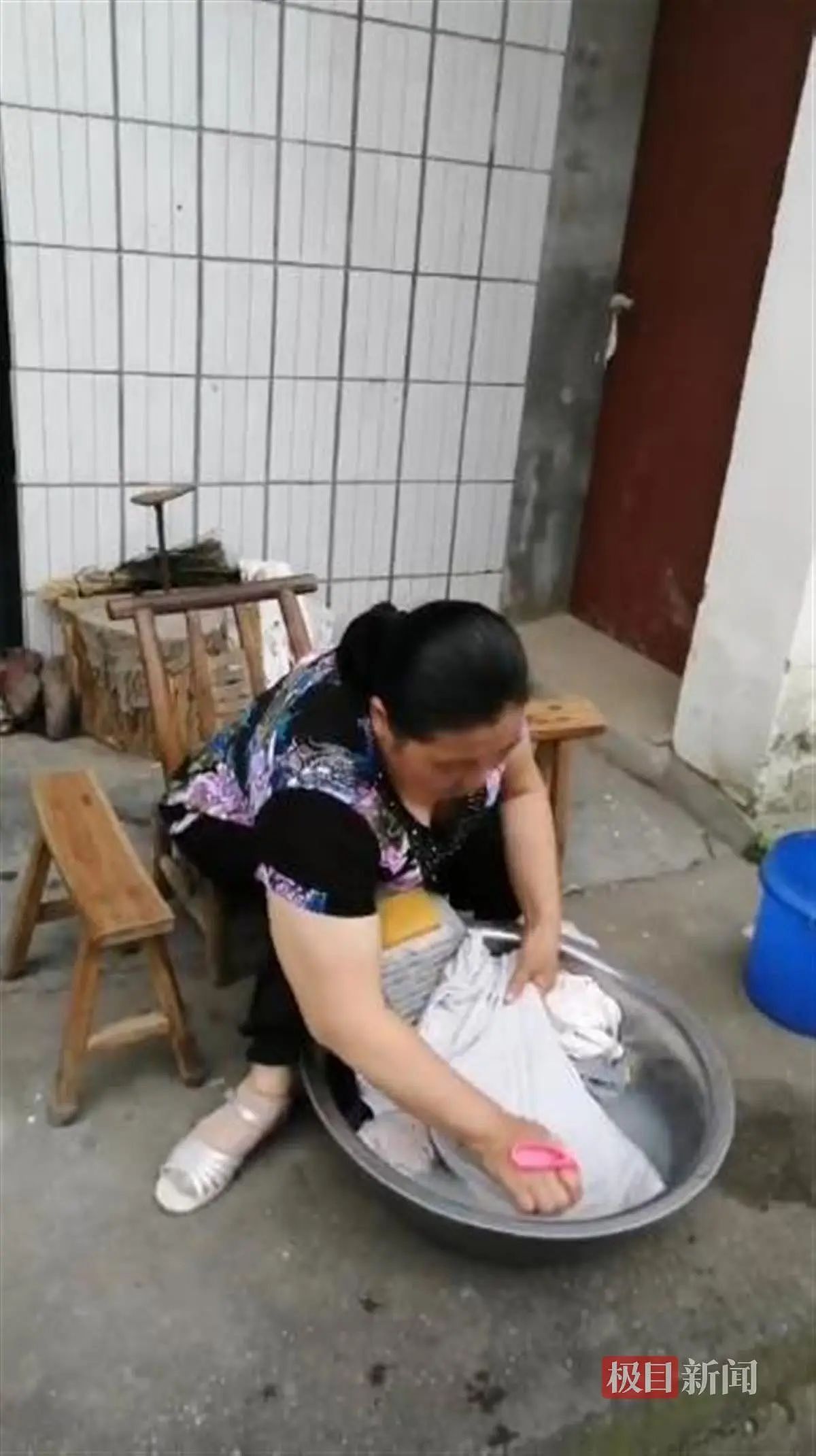 【情感】“板凳妈妈”一步一跪养大女儿们，丈夫去世后，一个男人“从天而降”做她们的靠山（组图） - 2