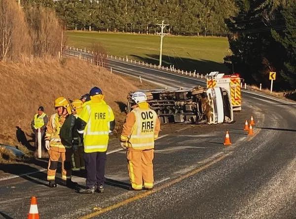 新西兰一辆载有12名中国游客巴士侧翻，4人被送医（组图） - 1