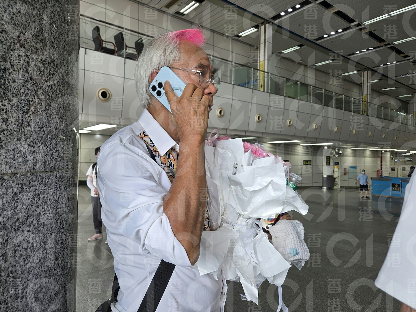 李龙基接王青霞出狱！手持大束玫瑰花泪流满面：我非常开心（组图） - 1