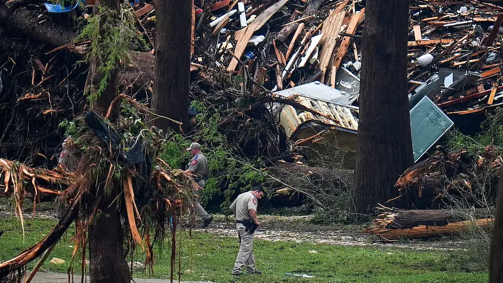 美国得州特大洪水已致80人死亡！儿童夏令营凌晨被冲垮死伤惨重，有孩子抱树求生经历地狱一夜…（组图） - 22