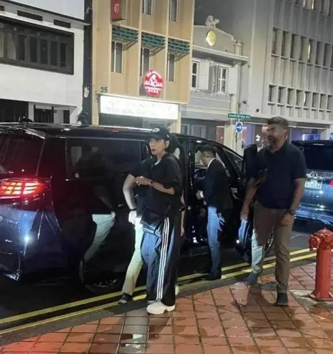 70岁周润发被偶遇新加坡街边吃肉骨茶，身型激瘦引发粉丝担忧（组图） - 1