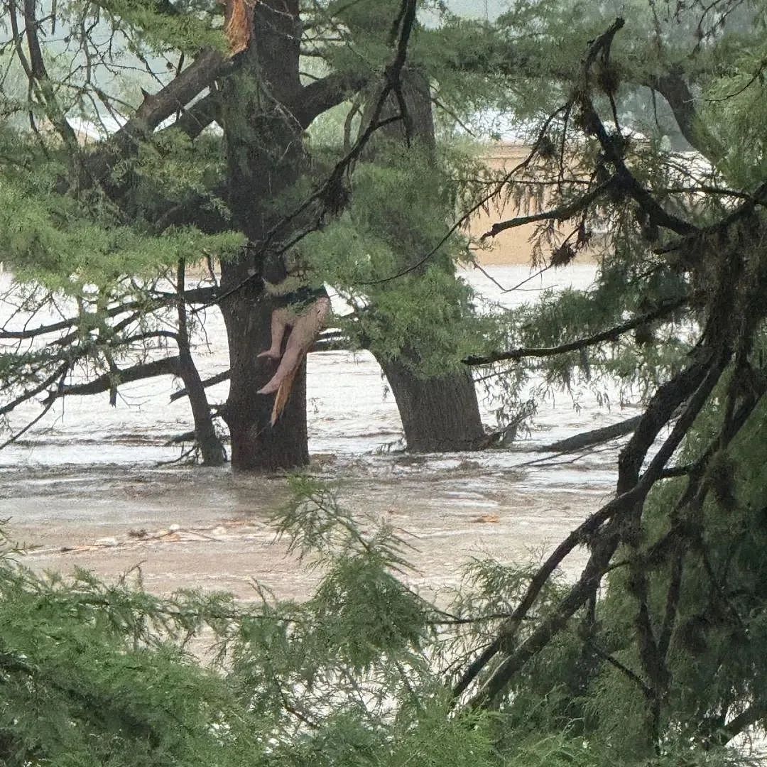 美国得州特大洪水已致80人死亡！儿童夏令营凌晨被冲垮死伤惨重，有孩子抱树求生经历地狱一夜…（组图） - 17